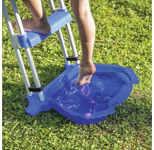 Person benutzt eine Poolleiter mit Fußbadewanne auf einer Rasenfläche