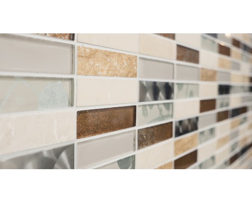 Mosaikfliesenwand mit rechteckigen Fliesen in verschiedenen Materialien