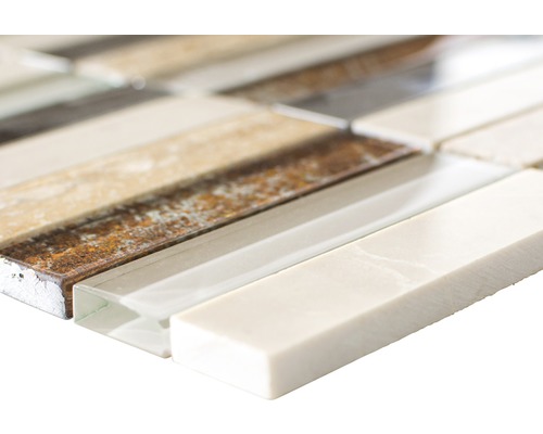 Nahaufnahme einer Mosaikfliese mit verschiedenen Oberflächen