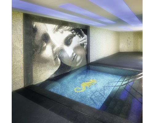 Innenraum mit Mosaikbild an der Wand und Pool mit Seepferdchenmuster