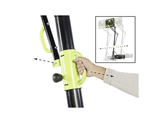 Person hält einen Griff zur Höhenverstellung eines Basketballkorbs