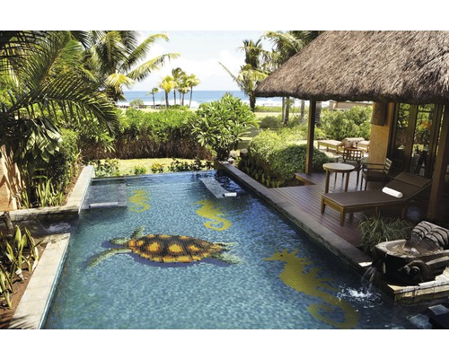 Szene eines Swimmingpools mit Schildkröten- und Seepferdchenmotiven, umgeben von tropischer Landschaft