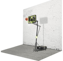 Verstellbarer Basketballkorb mit Ball vor einer weißen Wand