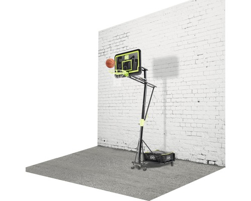 Verstellbarer Basketballkorb mit Ball vor einer weißen Wand