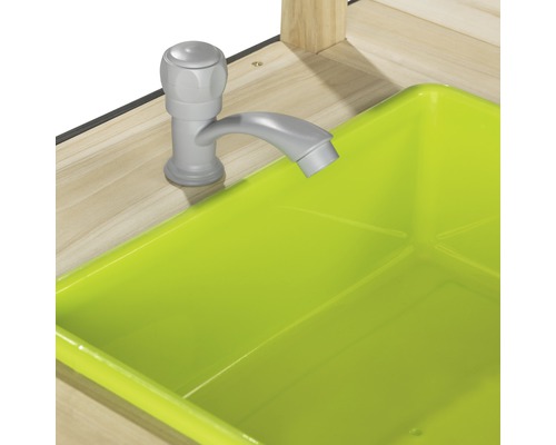 Detailaufnahme einer Spielküche mit Spüle und Wasserhahn