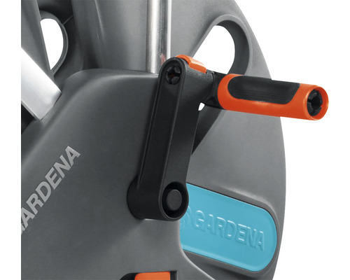 Detailaufnahme einer Gardena Schlauchtrommel mit Kurbel