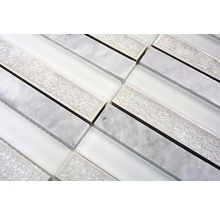 Mosaikfliesen aus Glas und Marmor im Detail