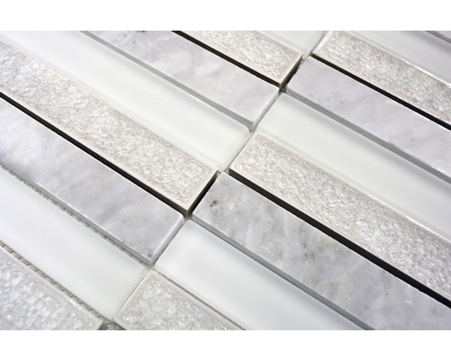 Mosaikfliesen aus Glas und Marmor im Detail