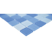 Mosaikfliese mit quadratischen, bläulichen Glassteinen.