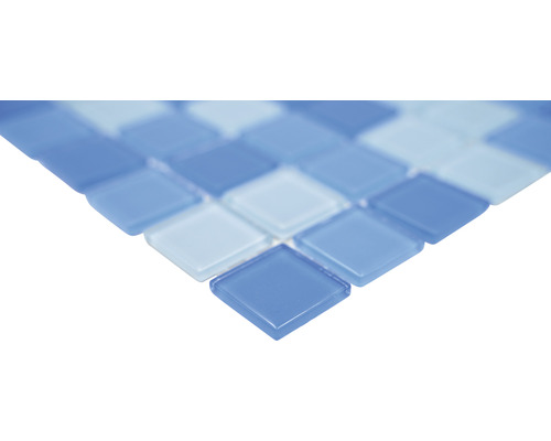 Mosaikfliese mit quadratischen, bläulichen Glassteinen.
