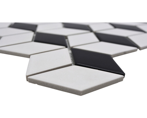 Mosaikfliesen in Rautenform, schwarz und weiß