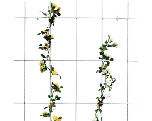 Drahtgitter mit künstlichen Rosenranken zur Gartendekoration