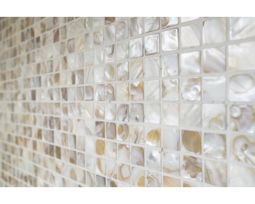 Wandfliesen aus Perlmutt im Quadratmuster