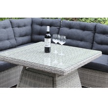 Gartenszene mit Tisch, Ecklounge, Flasche und Gläsern