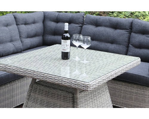 Gartenszene mit Tisch, Ecklounge, Flasche und Gläsern