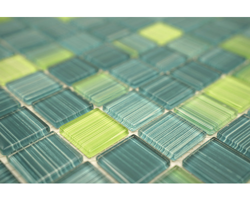 Nahaufnahme von grünen und blauen Glasmosaikfliesen