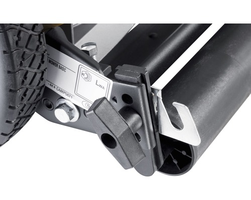 Detailansicht eines Rasenmähers mit Rad, Griff und Schallleistungspegel-Etikett