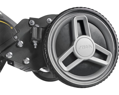 Detailansicht eines Rasenmähers mit Stiga Logo auf dem Rad