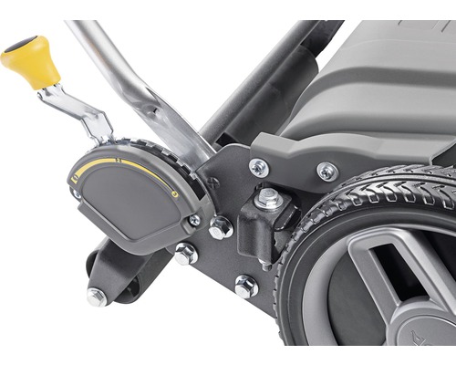 Detailansicht eines Düngerstreuers mit gelbem Hebel zur Einstellung der Streumenge und Reifen