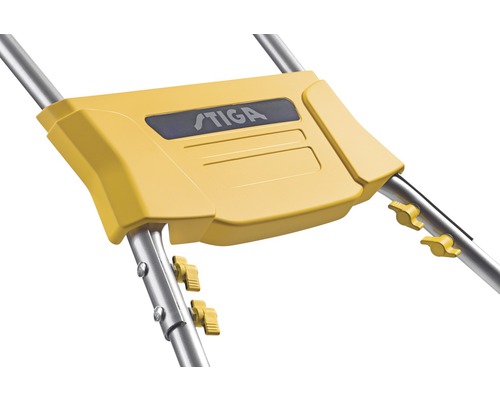 Detailaufnahme der gelben Bedienelemente und silbernen Griffe eines Rasenmähers der Marke Stiga.