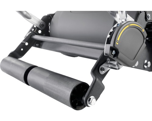 Detailansicht eines Rasenmähers mit Walze