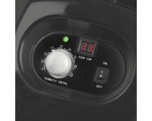 Nahaufnahme der Temperaturregler einer Heizung mit Thermostatregler und digitaler Anzeige der Raumtemperatur.