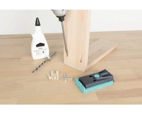Dübelbohrlehre mit Holzleim, Dübeln, Schrauben und Bohrer