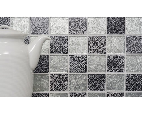 Mosaikfliesen mit Muster und Glasoptik neben einer Teekanne
