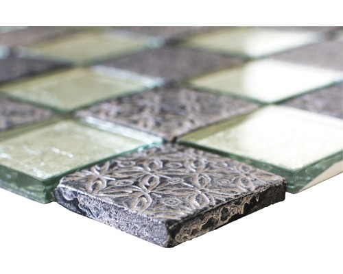 Nahaufnahme von Mosaikfliesen aus Glas und Stein