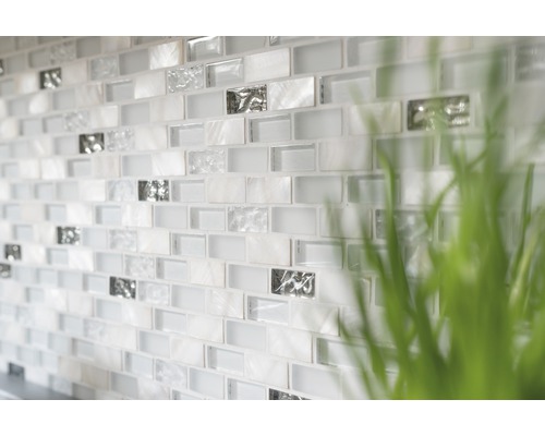 Wandfliesen aus Glas und Perlmutt im Format Mosaik.