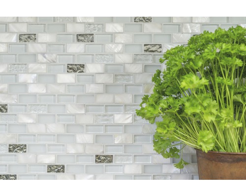 Helle Mosaikfliesenwand mit Kräutertopf