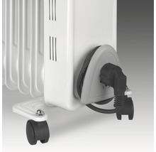 Detailansicht eines Radiators mit Stromkabel und Rollen