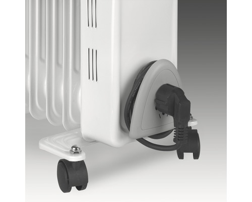 Detailansicht eines Radiators mit Stromkabel und Rollen