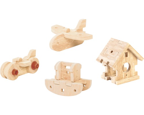 Verschiedene Holzspielzeuge, darunter ein Motorrad, ein Flugzeug, ein Zug und ein Vogelhaus