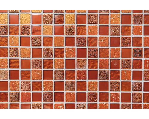 Quadratische Mosaikfliesen aus verschiedenen Materialien