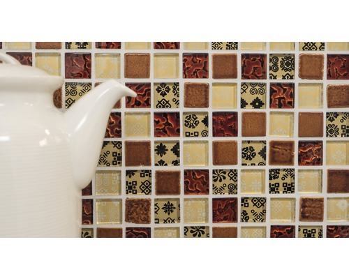 Mosaikfliesen mit unterschiedlichen Mustern und einer Teekanne