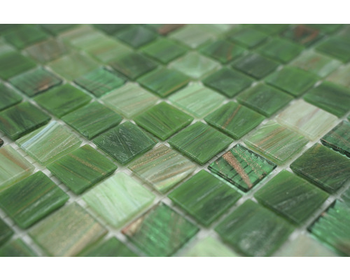 Nahaufnahme von grünen Mosaikfliesen