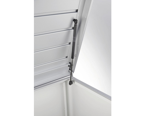 Detailansicht einer geöffneten Metallgartenbox mit Gasdruckfeder