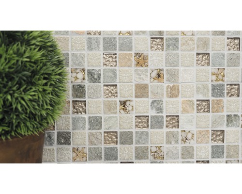 Nahaufnahme von Mosaikfliesen mit Stein- und Muschelelementen
