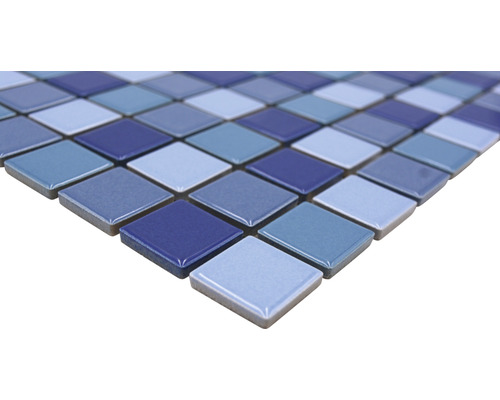 Mosaikfliesen mit quadratischen Steinen