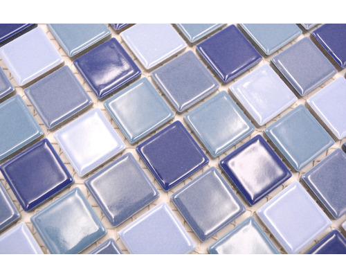Quadratische Mosaikfliesen in verschiedenen Blautönen