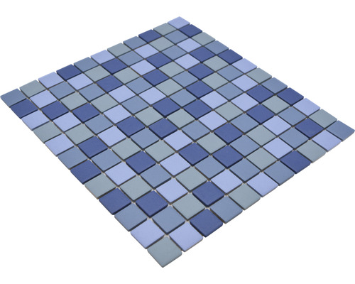 Quadratische Mosaikfliesen in verschiedenen Blautönen