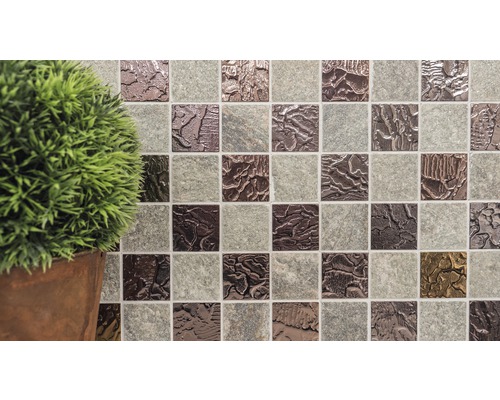 Nahaufnahme von Mosaikfliesen mit Pflanze im Topf