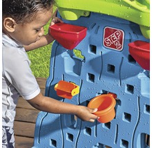 Kind spielt mit einem Step2 Wasserspieltisch