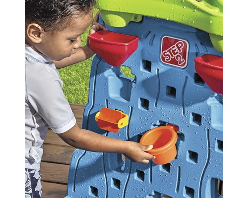 Kind spielt mit einem Step2 Wasserspieltisch