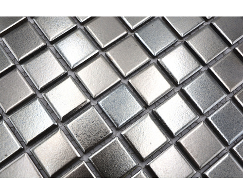 Quadratische Mosaikfliesen aus Metall
