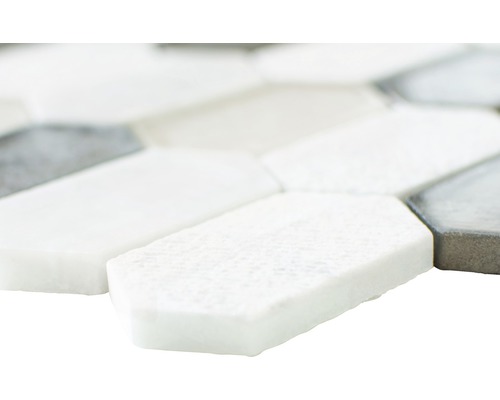 Nahaufnahme von länglichen Mosaikfliesen