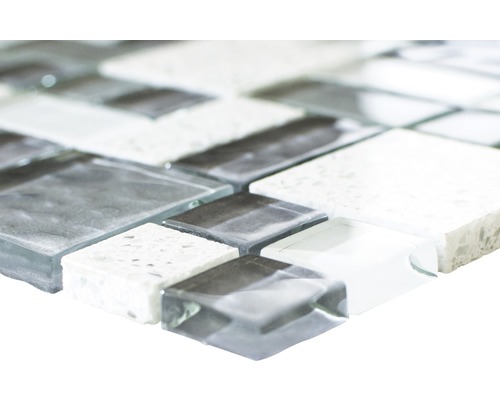 Detailaufnahme einer Mosaikfliese aus Glas und Stein