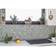 Küchenszene mit Mosaikfliesen und Dekoration