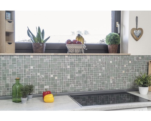 Küchenszene mit Mosaikfliesen und Dekoration